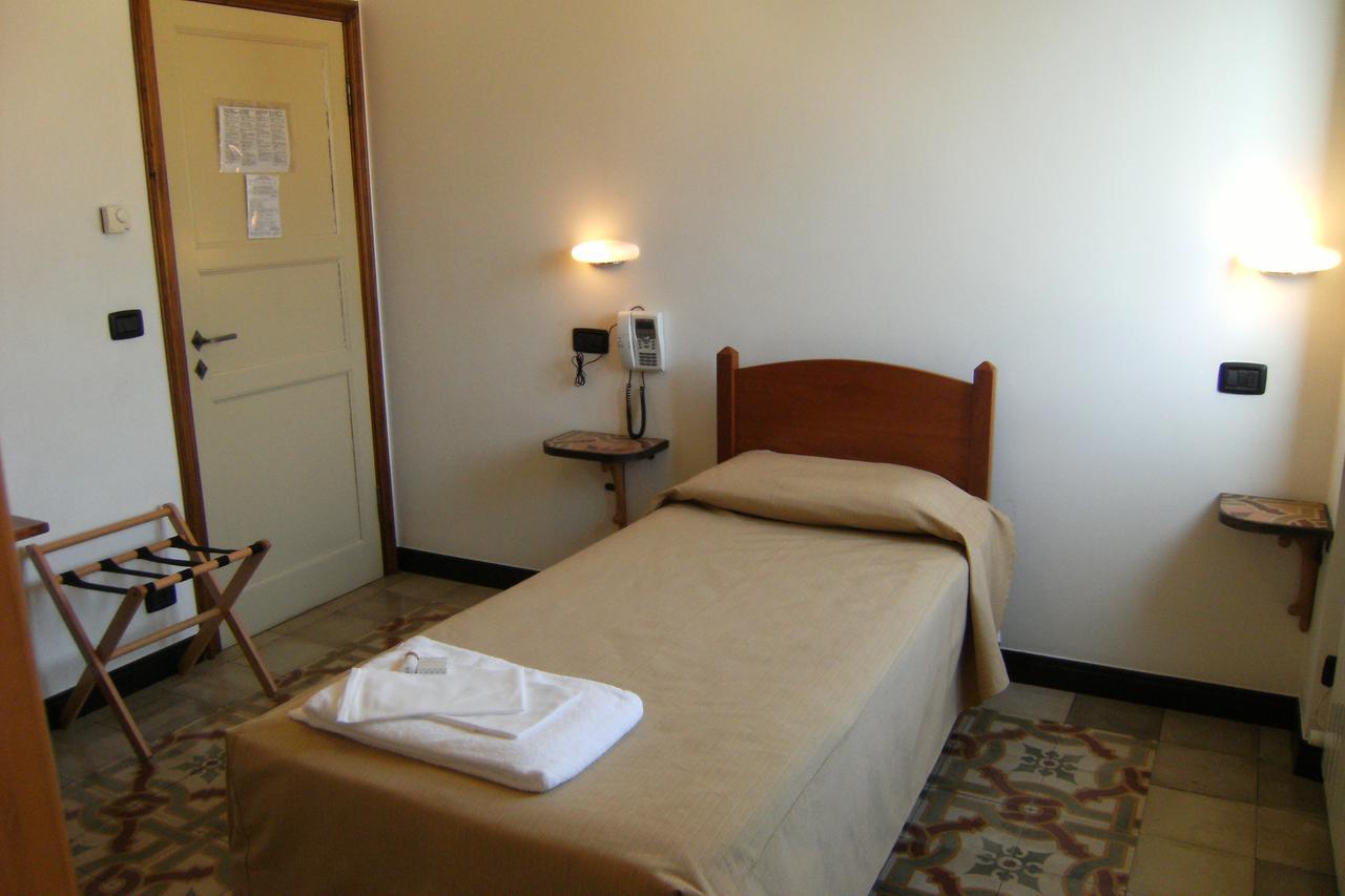 Albergo Vittoria Busalla Exterior foto